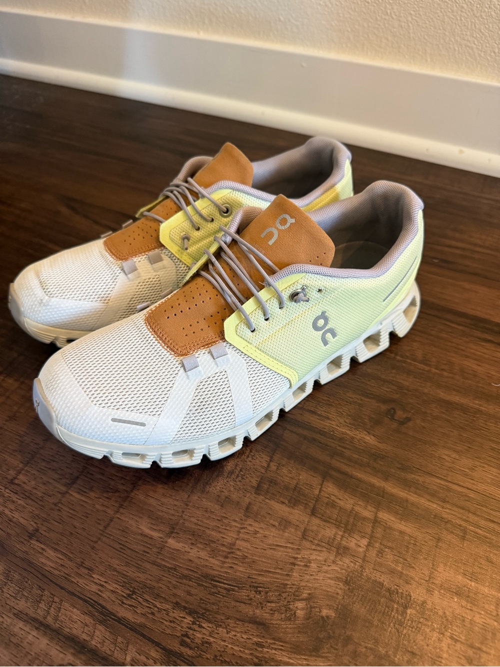 On Cloud 5 Women’s 9.5 White Yellow Cognac Running Shoes